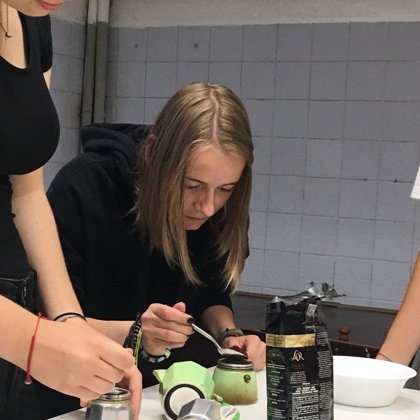 Tiramisu gatavošanas meistarklase ar meitenēm no Itālijas