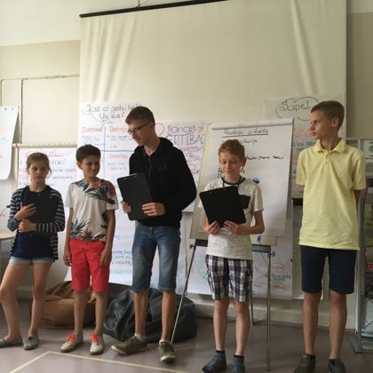 Jaunieši māca savus vecākus un prezentē presei nometnē apgūto