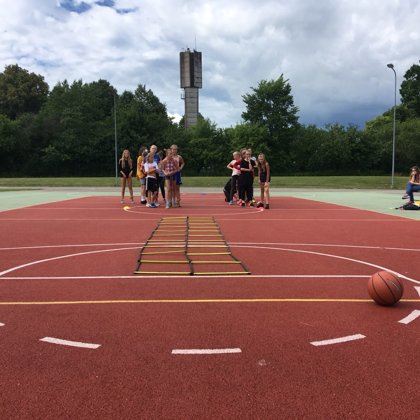 Sportiskas, radošas un angļu valodā notiekošas nodarbības