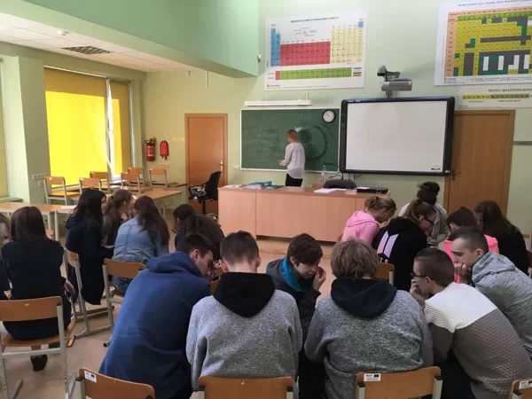 Šķibes pamatskolā jaunieši diskutē par Līderi!