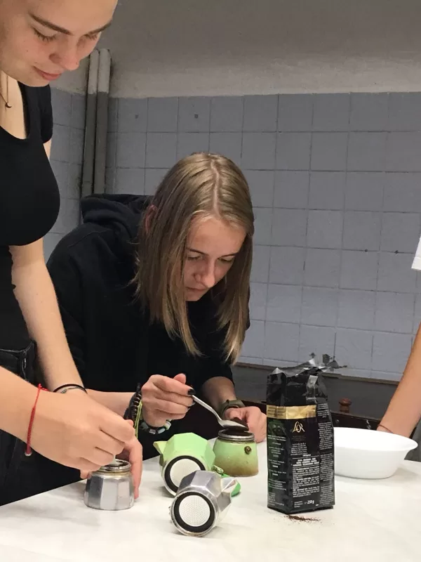 Tiramisu gatavošanas meistarklase ar meitenēm no Itālijas