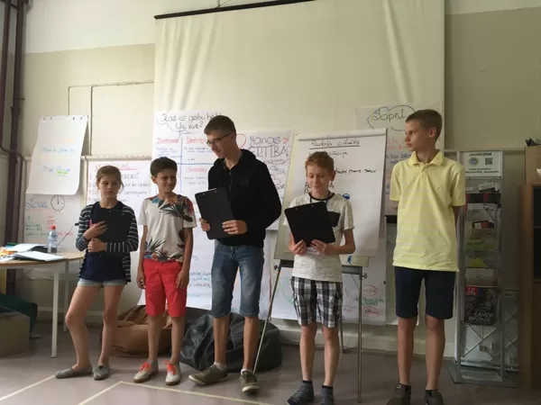 Jaunieši māca savus vecākus un prezentē presei nometnē apgūto