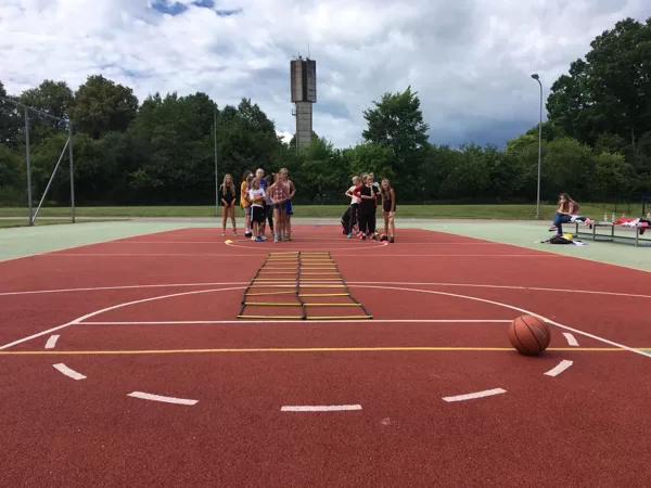 Sportiskas, radošas un angļu valodā notiekošas nodarbības
